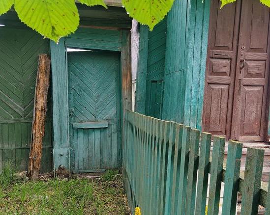 Почему двери деревенских калиток и ворота заборов открываются внутрь